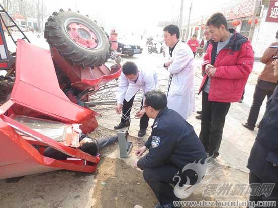 農(nóng)用拖拉機側(cè)翻 駕駛員被困車頭下